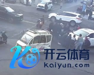 34秒他们顺利抬车救东谈主